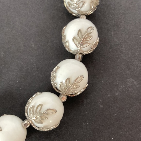 Z9 Beautiful costume necklace and clip on earrings that are white with leaves. - Picture 3 of 7
